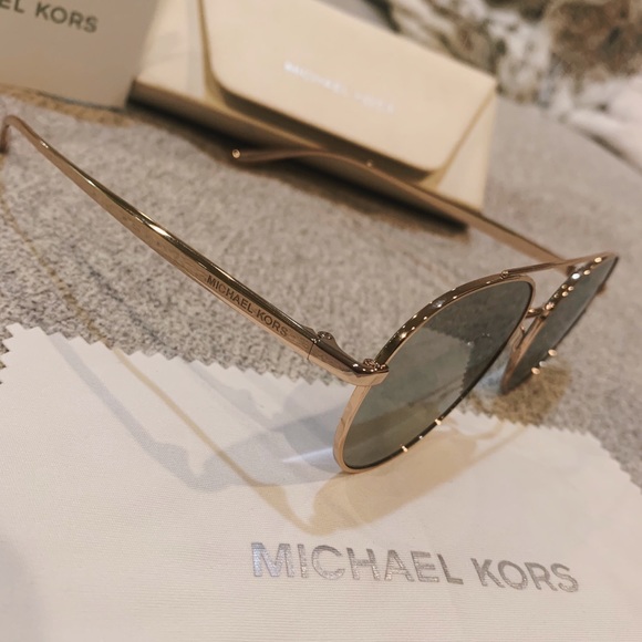 MICHEAL KORS SUNGLASSES - Picture 3 of 7